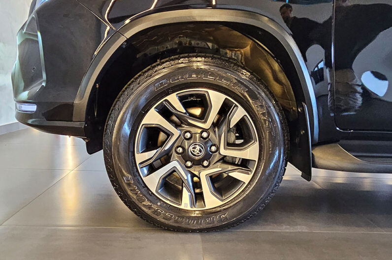 TOYOTA HILUX SW4 2.8 D-4D TURBO DIESEL SRX PLATINUM 7L 4X4 AUTOMÁTICO