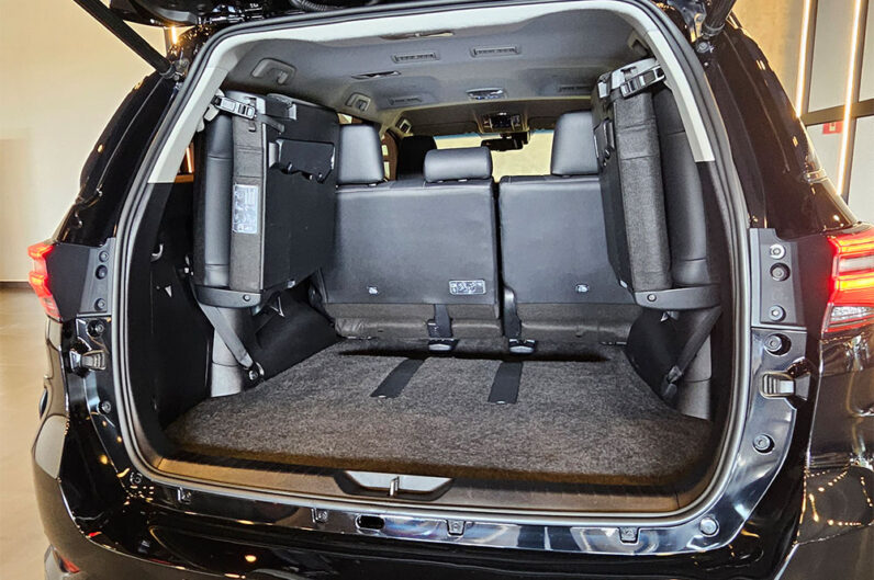 TOYOTA HILUX SW4 2.8 D-4D TURBO DIESEL SRX PLATINUM 7L 4X4 AUTOMÁTICO