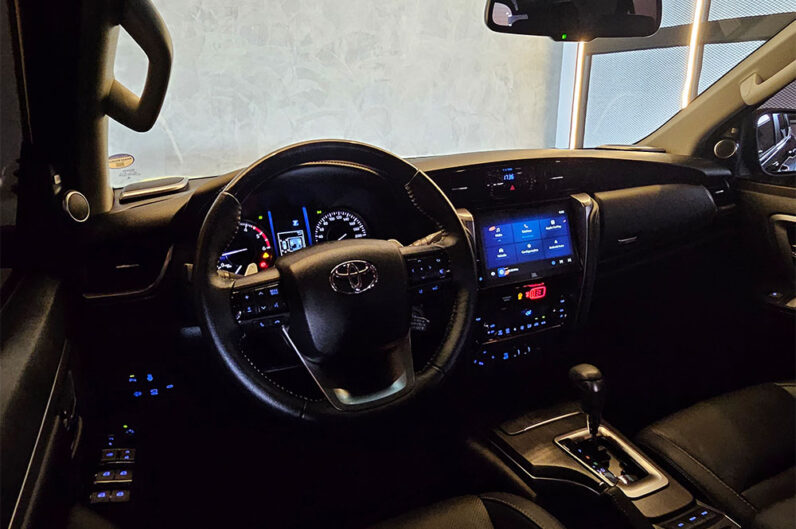 TOYOTA HILUX SW4 2.8 D-4D TURBO DIESEL SRX PLATINUM 7L 4X4 AUTOMÁTICO