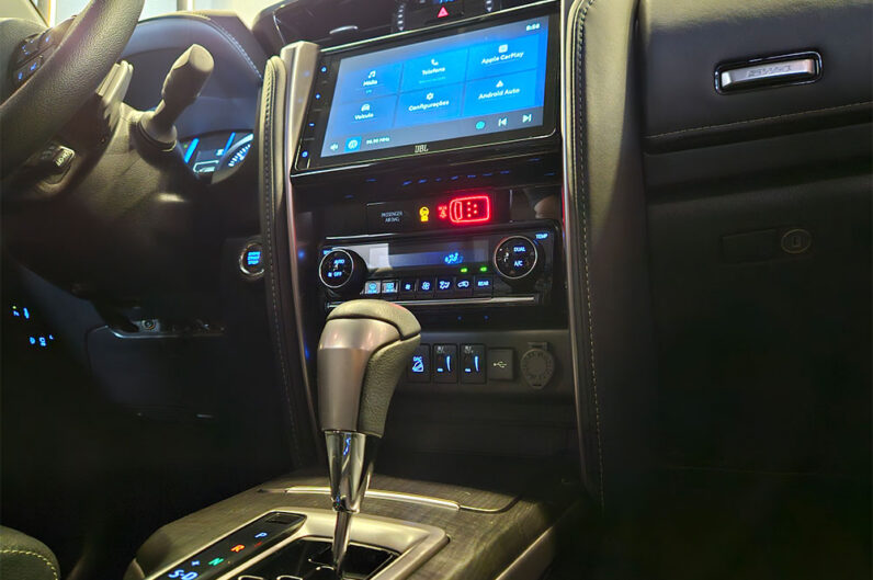 TOYOTA HILUX SW4 2.8 D-4D TURBO DIESEL SRX PLATINUM 7L 4X4 AUTOMÁTICO