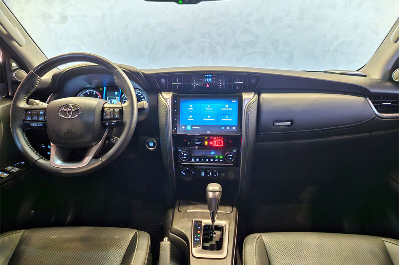TOYOTA HILUX SW4 2.8 D-4D TURBO DIESEL SRX PLATINUM 7L 4X4 AUTOMÁTICO