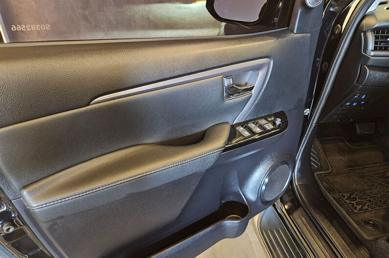 TOYOTA HILUX SW4 2.8 D-4D TURBO DIESEL SRX PLATINUM 7L 4X4 AUTOMÁTICO