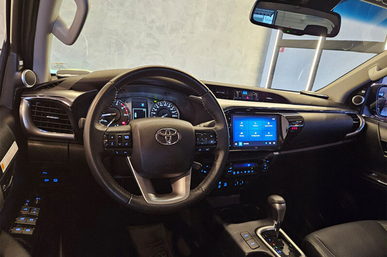 TOYOTA HILUX 2.8 D-4D TURBO DIESEL CD SRX 4X4 AUTOMÁTICO 2024
