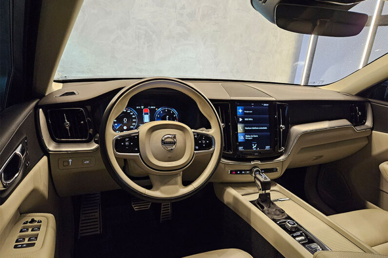 VOLVO XC60 2.0 T5 GASOLINA MOMENTUM AWD GEARTRONIC 2020