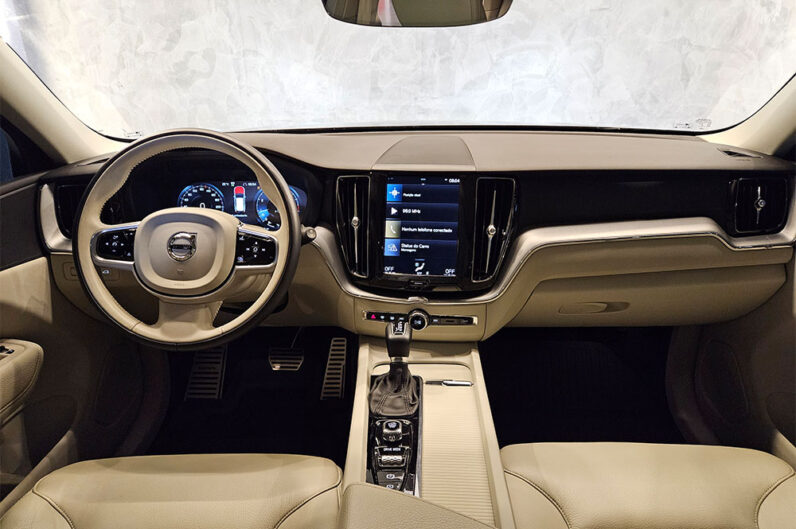 VOLVO XC60 2.0 T5 GASOLINA MOMENTUM AWD GEARTRONIC 2020