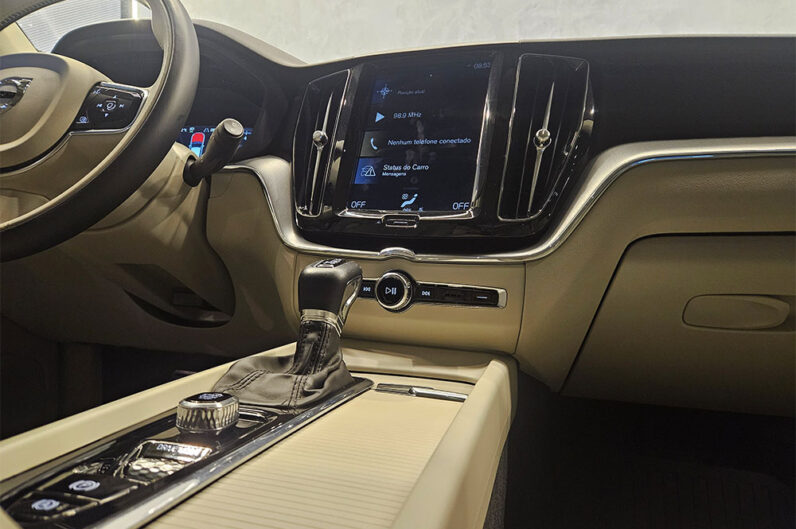 VOLVO XC60 2.0 T5 GASOLINA MOMENTUM AWD GEARTRONIC 2020