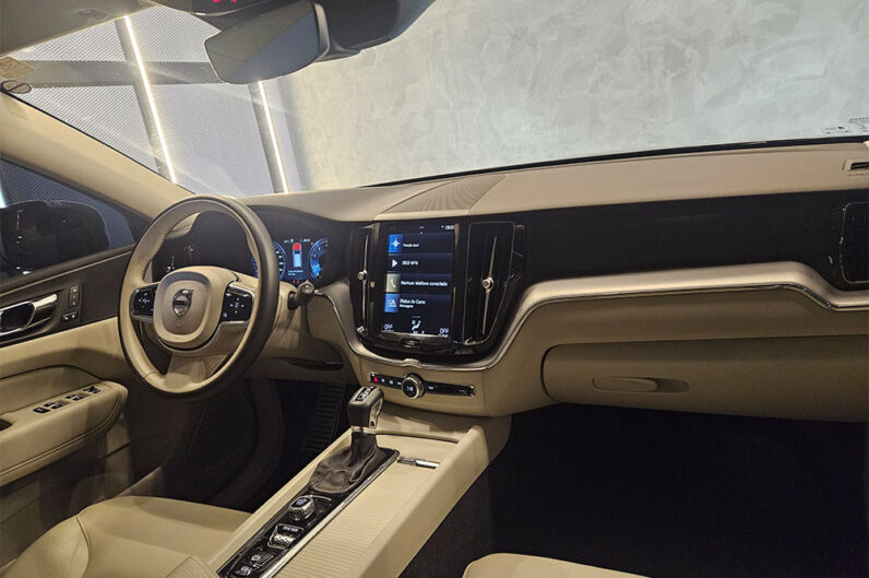 VOLVO XC60 2.0 T5 GASOLINA MOMENTUM AWD GEARTRONIC 2020