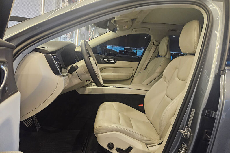 VOLVO XC60 2.0 T5 GASOLINA MOMENTUM AWD GEARTRONIC 2020